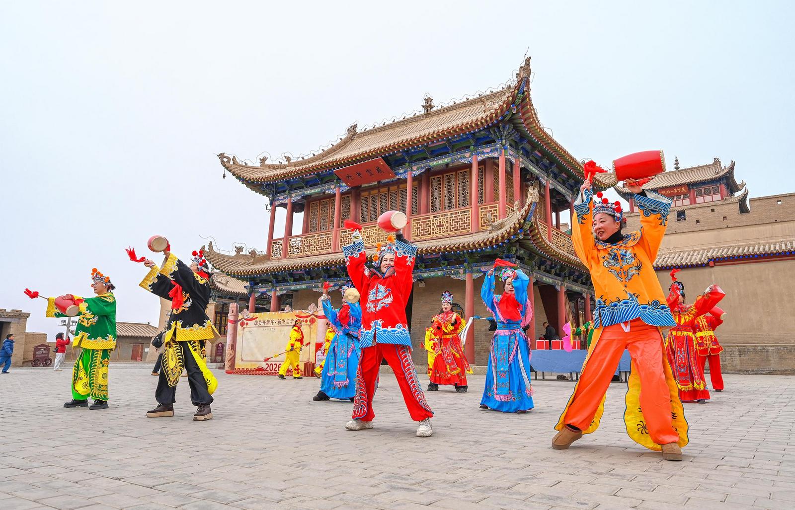 丝路雄关年味浓 骏马迎春贺新岁