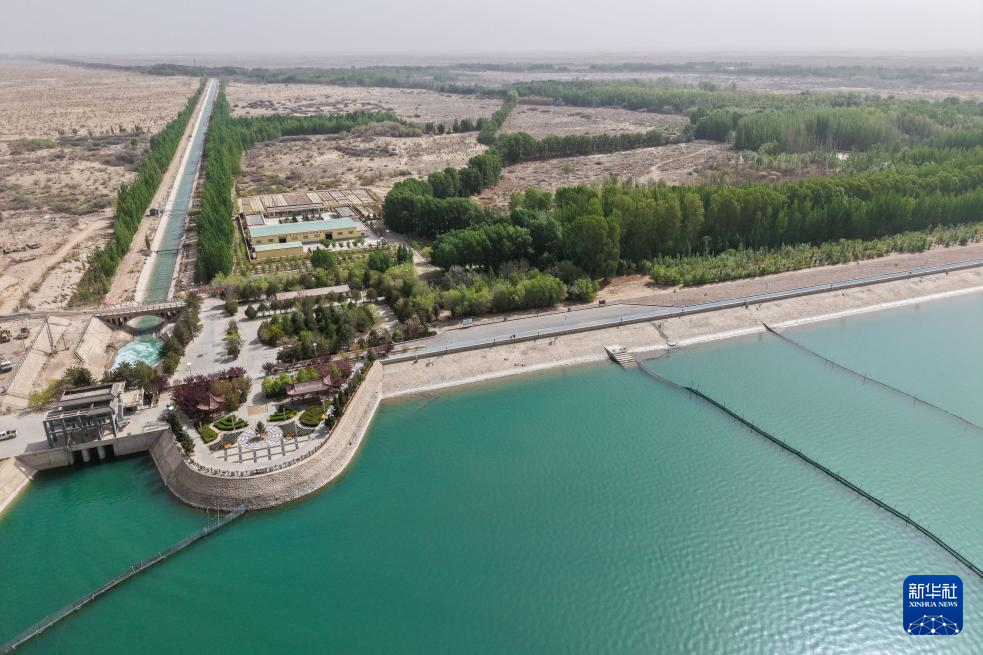  沙漠水库春光美