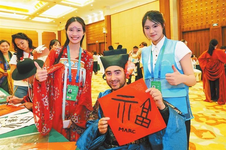 “做一天中国人”——多国汉学家在敦煌沉浸式感受中华传统文化