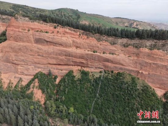 图为航拍金塔寺石窟外景。高莹 摄