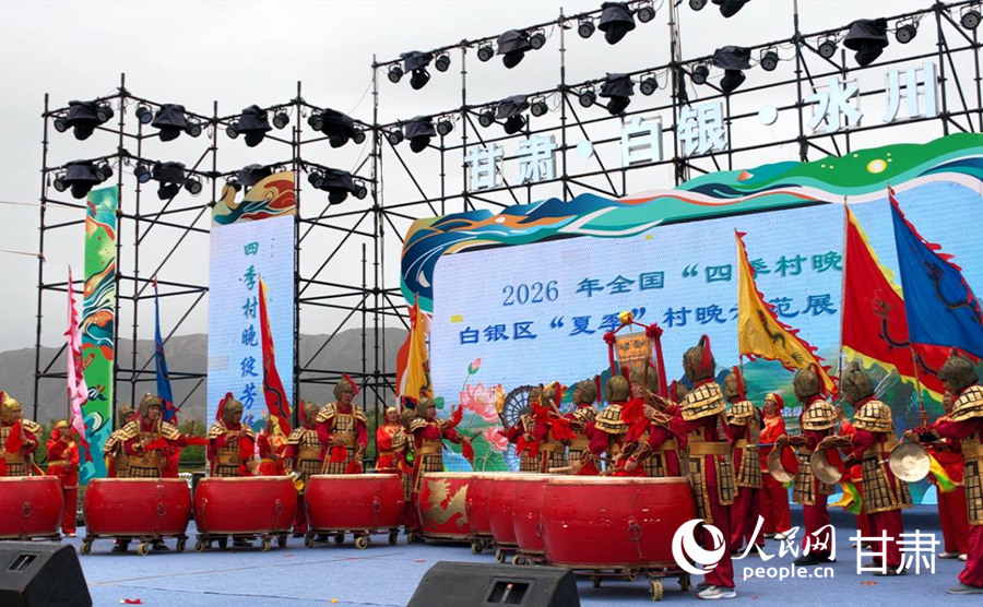 刘克坤和鼓队在白银市第七届黄河风情文化旅游节表演黄河战鼓。人民网记者 米媛摄