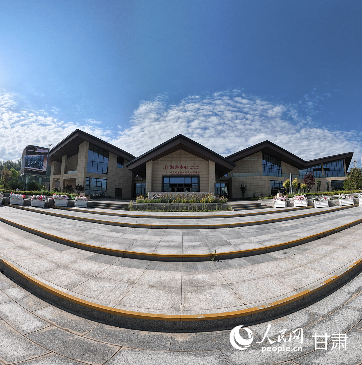 和政县谋划实施15个重点文旅项目，景区软件和硬件设施明显改善，基础管理服务稳步提升。图为和政古生物化石文化旅游区游客中心。人民网记者 邵兰摄