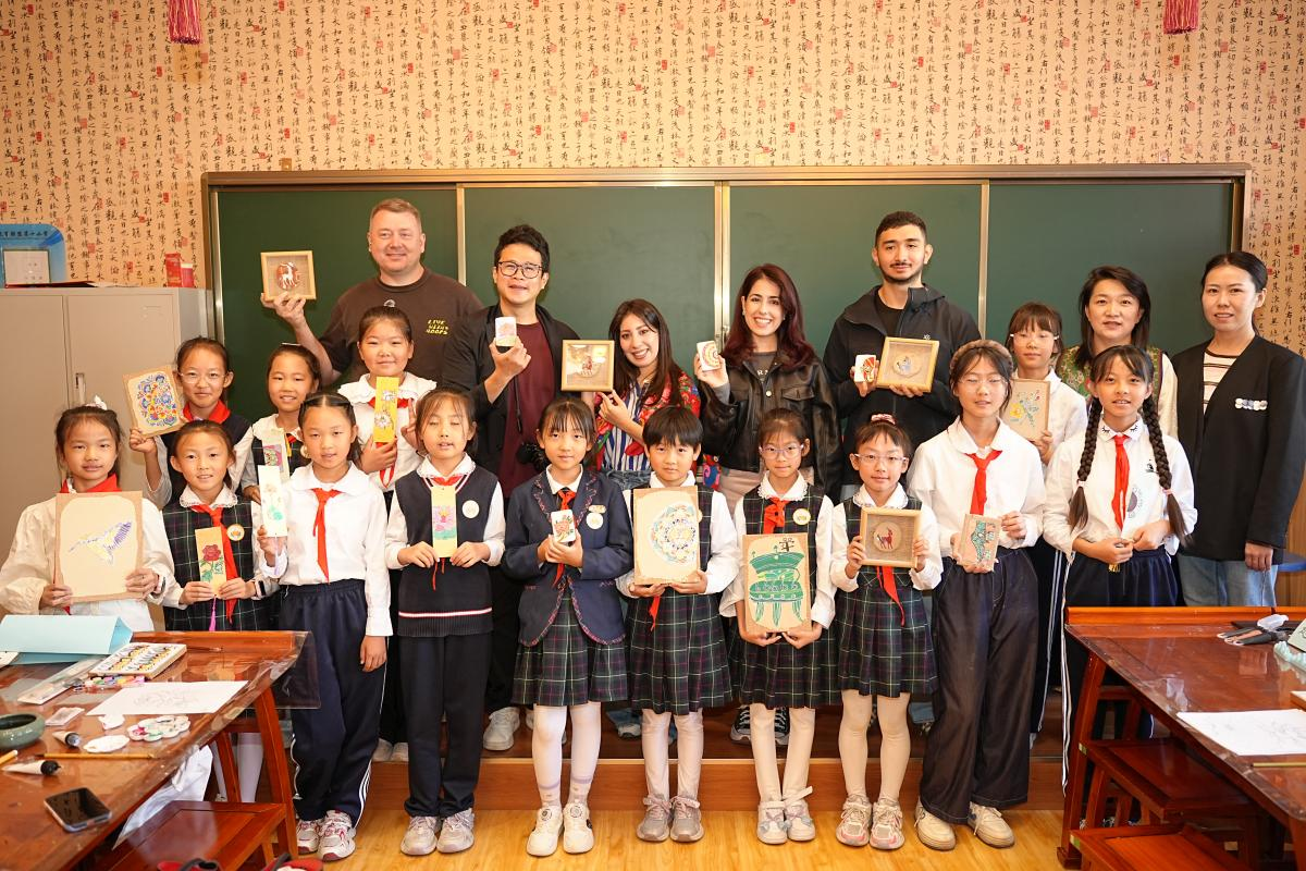从指尖到屏幕:外国网红博主在兰州新区第十小学遇见“活化”泥板画